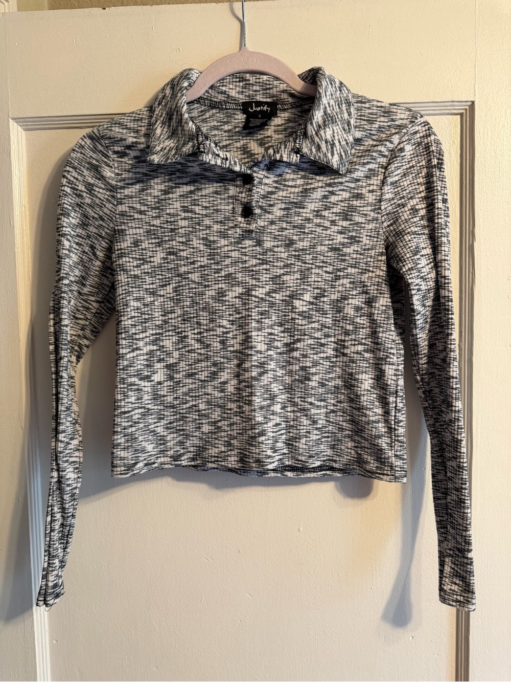 Justify Black & White Space-Dye Long Sleeve Cropped Polo Top